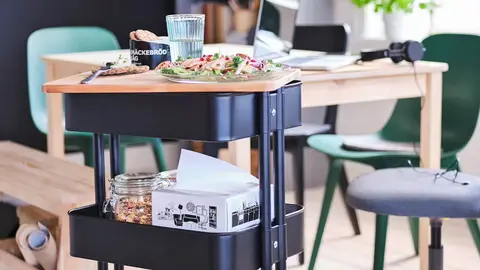 El carrito de Ikea lleva el almuerzo de la cocina al sal&oacute;n sin derramar ni gota