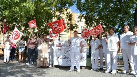 Trabajadores de la Residencia de Mayores de la Granja concentrados en la puerta del centro | Archivo