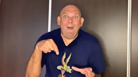 El chiste del Comandante Lara y el abuelo de Safari