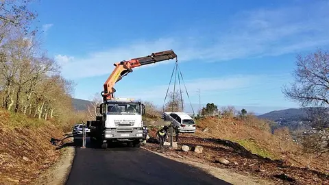 El impactante accidente de un coche que se sale de la v&iacute;a y cae por un balate en M&aacute;laga