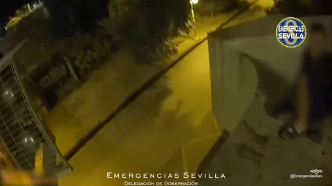 Susto en Sevilla. Se sube a un pilar del puente de la Barqueta a 15 metros de altura