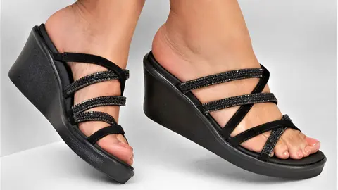 Las sandalias de tac&oacute;n de Skechers hacen por c&oacute;modas que salir estas noches sea un placer