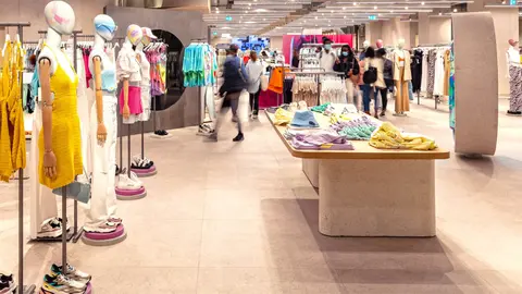 Bershka marca la silueta con el vestido mini de crochet que crea tendencia en verano