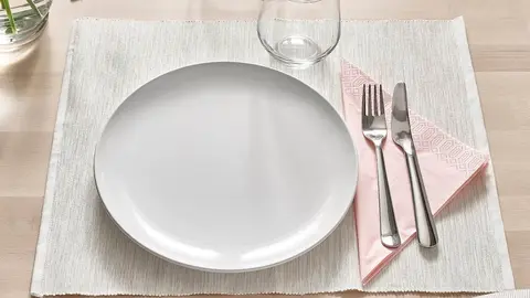 Renovar la vajilla de la cocina es sencillo en Ikea: 24 piezas y se lleva el blanco