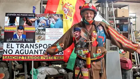 Un jerezano encabronao marcha hacia el Ayuntamiento de Jerez