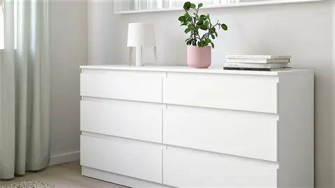 La c&oacute;moda de Ikea que facilita el orden de tu ropa en el dormitorio: se lleva el blanco