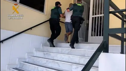 Uno de los detenidos ingresa en el cuartel de la Guardia Civil de Conil