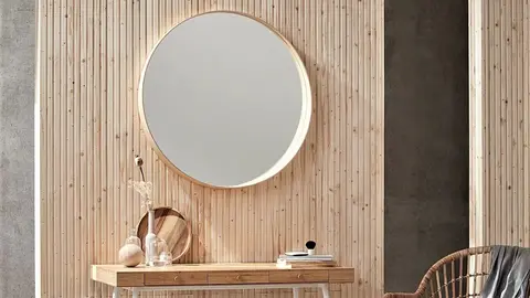 El espejo que es tambi&eacute;n una estanter&iacute;a es de chapa de fresno de Ikea y parece un c&iacute;rculo