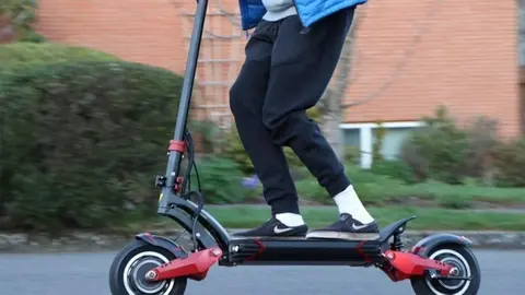 Una joven muri&oacute; tras sufrir una ca&iacute;da con un patinete en Chiclana (C&aacute;diz)