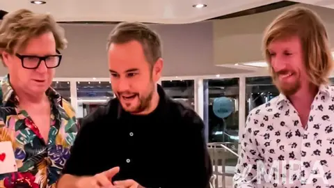 Jorge Cadaval y Ken Appledorn durante el truco de magia de Jorge Blass