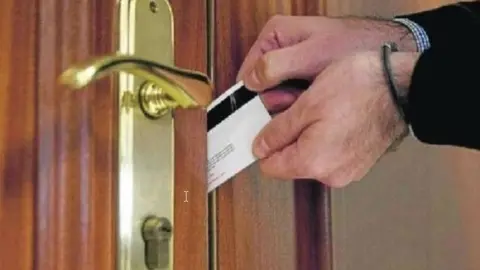 Esta es la t&eacute;cnica del resbal&oacute;n empleada para robar en viviendas de Torremolinos (M&aacute;laga)