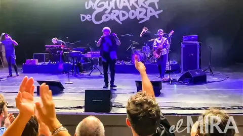 Andr&eacute;s Calamaro tras recibir la camiseta de El Torta