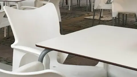 Mesa vac&iacute;a en bar Camachuelo