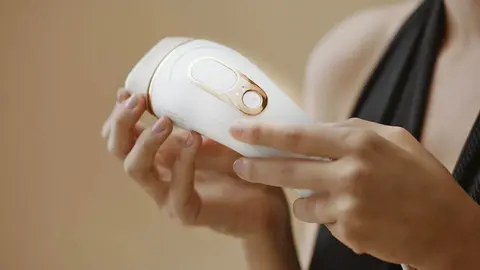 Adi&oacute;s pelos de piernas, bigote y brazos: Llega a Media Markt en oferta la depiladora IPL para expertos