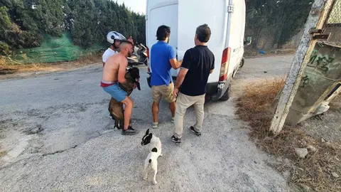 Vecinos rescatando a animales del incendio en Jerez