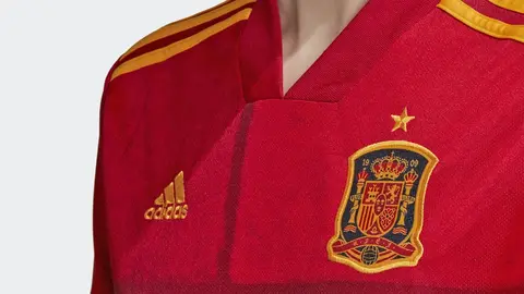 Adidas rebaja la Camiseta de Espa&ntilde;a de mujer (roja o blanca): disfrutar del f&uacute;tbol no s&oacute;lo es cosa de hombres