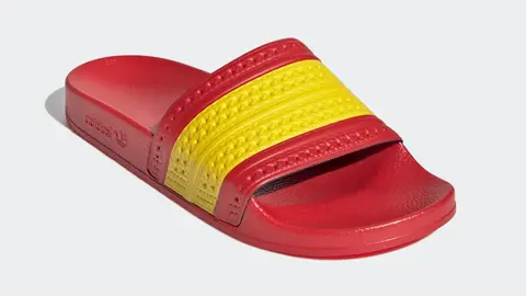 Adidas saca las chanclas de Espa&ntilde;a para los amantes de su bandera y su selecci&oacute;n de f&uacute;tbol