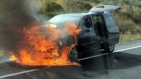 Susto en Huelva. Arde un coche en plena carretera
