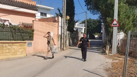 Un vecino de La Teja junto a un Polic&iacute;a Local tras abandonar su casa | Jes&uacute;s Catal&aacute;n para elMIRA-es