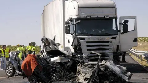 Tragedia en Sevilla. Un muerto tras chocar un cami&oacute;n y un turismo en la A-476