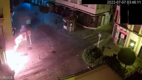 As&iacute; quema con gasolina una tienda de ropa en Los Palacios (Sevilla)