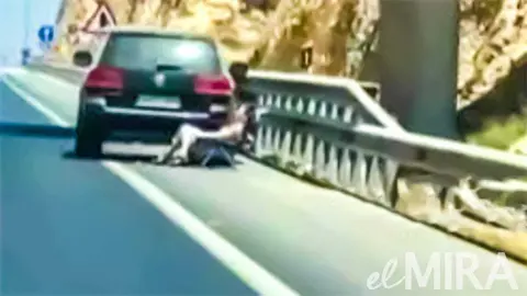 Sufre una aver&iacute;a con su coche en una carretera de Almer&iacute;a. Esta es su reacci&oacute;n
