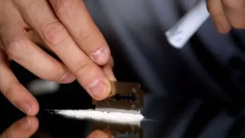 As&iacute; venden y consumen droga en su casa de Sevilla delante de sus hijos menores