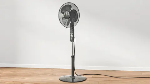 Adi&oacute;s a la ola de calor con el ventilador de pie de Lidl que se controla sin levantarte del sof&aacute;