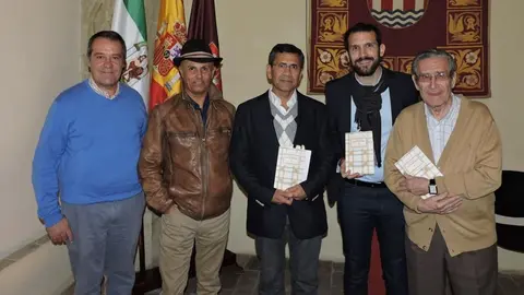 Antonio Apresa, en el centro de la imagen durante la presentaci&oacute;n de su poemario