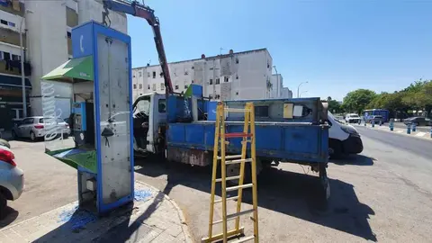Retirada de una cabina de tel&eacute;fono en Jerez | Jes&uacute;s Catal&aacute;n para elMIRA.es