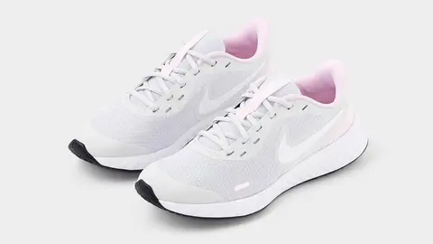 Nike sorprende con unas zapatillas de mujer en Carrefour que quedan de lujo con vaqueros y vestidos