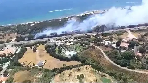 El fuego, cerca de los chiringuitos en Tarifa. As&iacute; avanza el incendio de Valdevaqueros