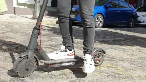 Un coche atropella a la conductora de un patinete en C&aacute;diz
