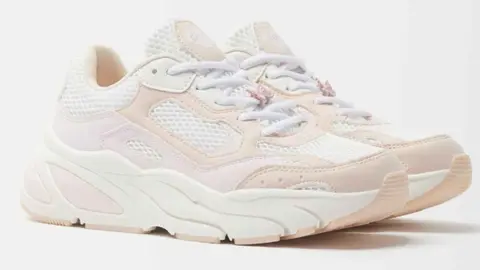 Zapatillas detalle mariposas de Bershka