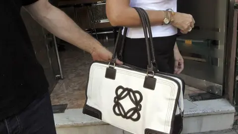 Arrastra a una mujer por toda una calle para robarle el bolso en Granada