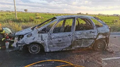 Este es el accidente entre un turismo y un autob&uacute;s en Puerto Real un coche ardiendo