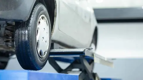 Un coche en una gr&uacute;a | Archivo