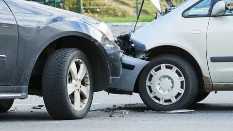 Choque frontal entre dos coches | Archivo