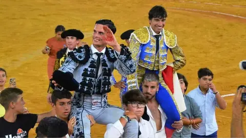 Curro D&iacute;az y David Galv&aacute;n a hombros