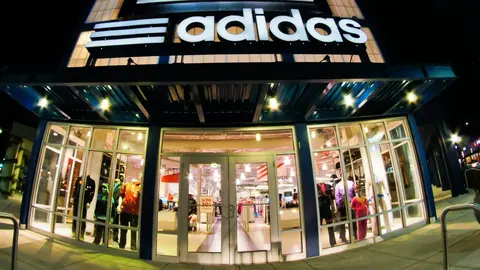 Las zapatillas de pasear de moda casual con descuento de Adidas para combinar con pantalones