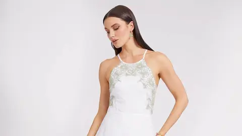 El vestido (blanco) bordado de la nueva colecci&oacute;n de Guess: atraer&aacute; la mirada de todas y todos