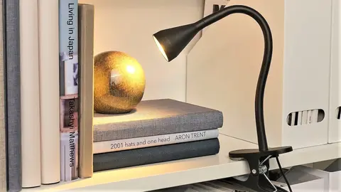 La l&aacute;mpara con pinza: nuevo invento de Ikea para colocar en muebles (cabecero de cama y estanter&iacute;a)