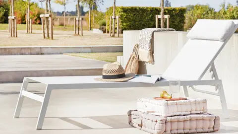 El color del verano 2022 tambi&eacute;n en la tumbona para terraza o jard&iacute;n de Leroy Merlin