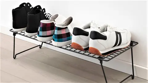 Suelo despejado de zapatillas y chanclas con el nuevo mueble de Ikea por 4 euros