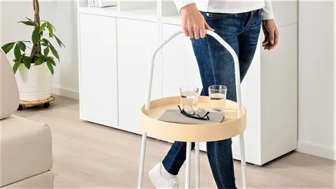 La mesa molona de Ikea que parece una bandeja y se transporta f&aacute;cil del dormitorio al sal&oacute;n