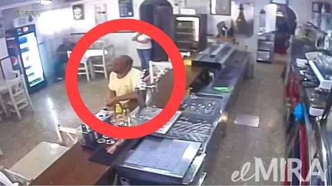 Imagen del presunto estafador en un bar de Jerez