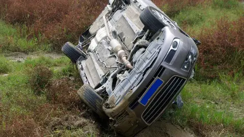 Un coche volcado | Archivo