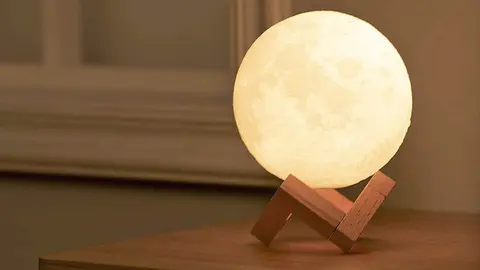 La l&aacute;mpara luna en 3d que cambia de color es impresionante