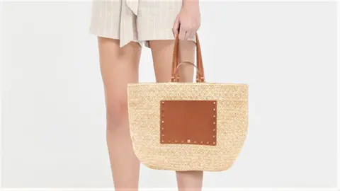 El bolso de tama&ntilde;o gigante que arrasa este verano 2022 en El Corte Ingl&eacute;s: cierre de im&aacute;n y 4 bolsillos