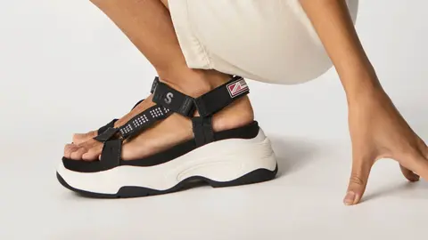 Las sandalias de Pepe Jeans realzan la figura con su tac&oacute;n de 7 cm